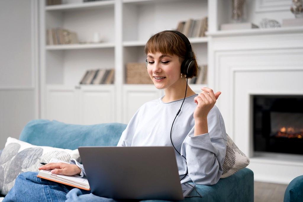Aplikacja AR na tablecie pokazująca interaktywne ćwiczenia językowe z elementami rozszerzonej rzeczywistości