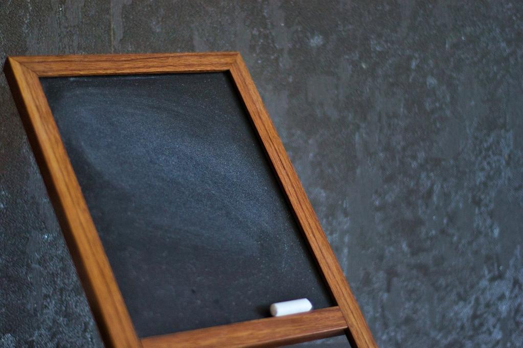 Studenci uczący się języka angielskiego online podczas interaktywnej lekcji wideo