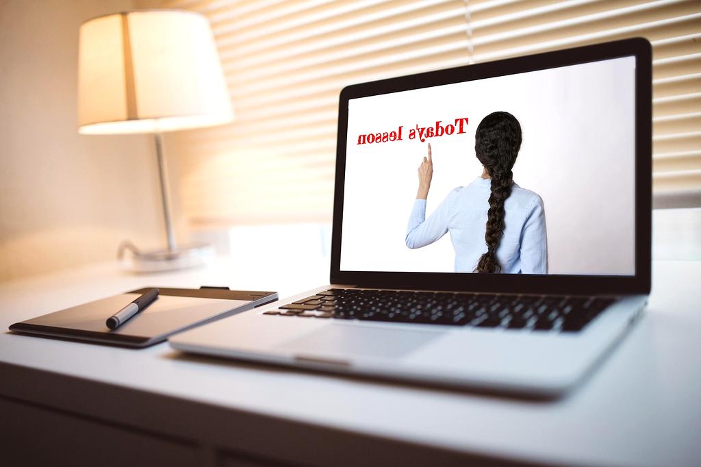 Futurystyczny interfejs kontaktowy z holograficznymi elementami i zaawansowaną technologią komunikacji