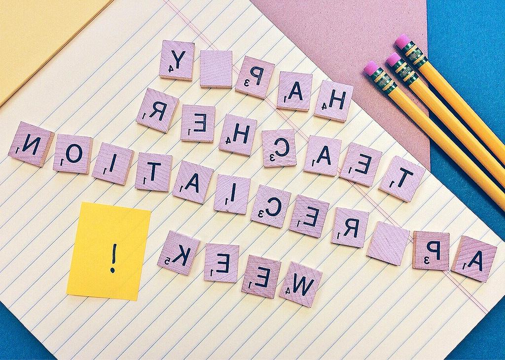 Grupa lektorów języka angielskiego podczas zajęć w szkole